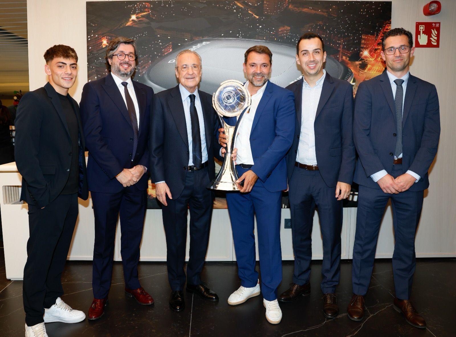 La expedición del Palma Futsal posa con el trofeo en el Bernabéu junto a Florentino Pérez