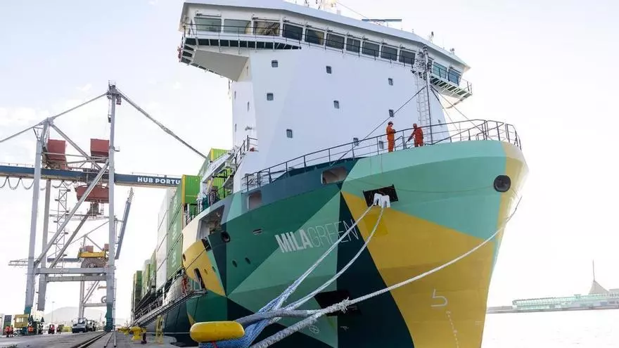 El Puerto de Alicante refuerza el tráfico de mercancías con Canarias y Turquía con el buque menos contaminante