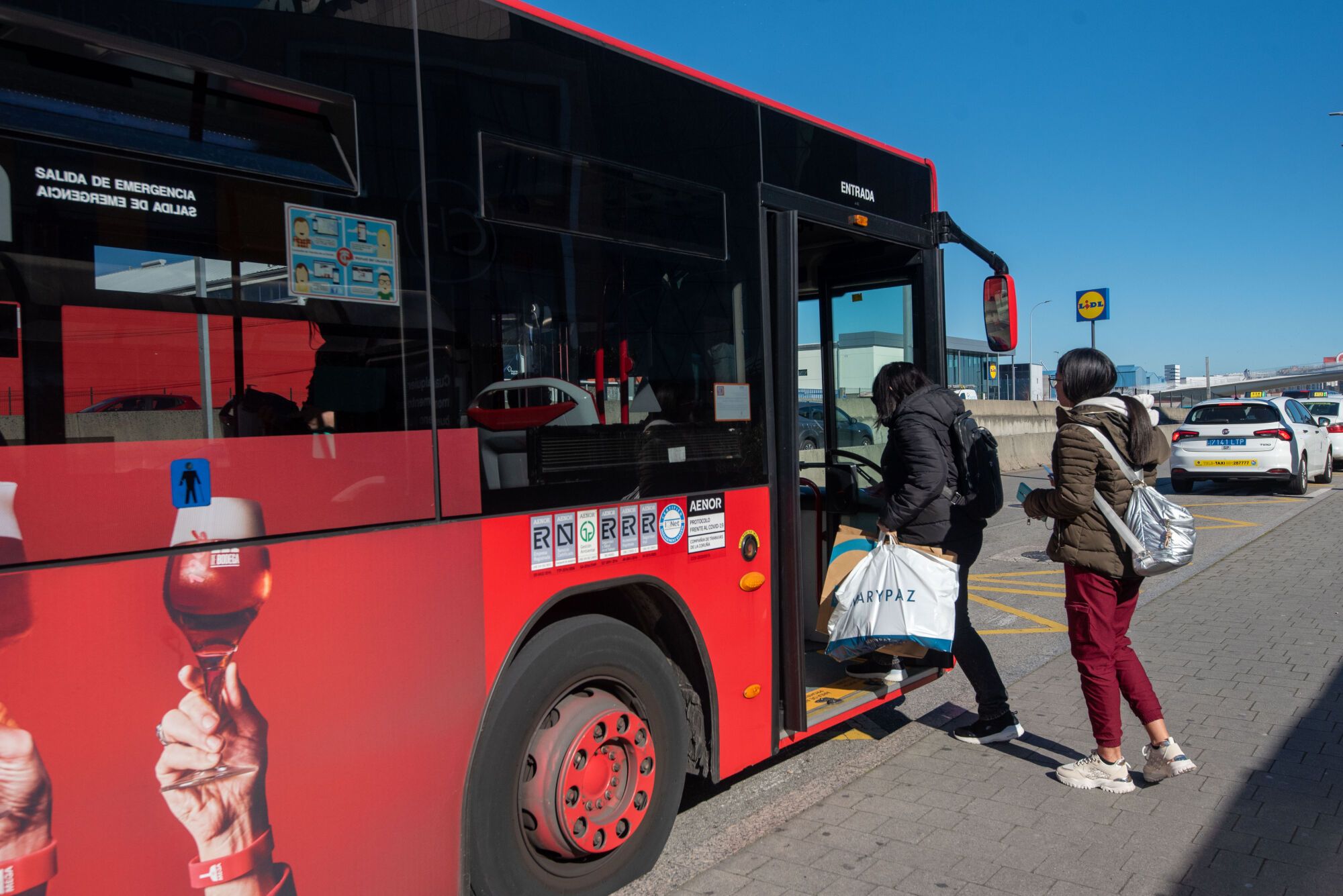Pasajeros subiendo a un bus del servicio municipal de A Coruña.