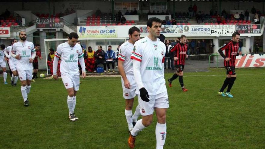 Los jugadores de Estradense y Lalín saltan al Cortizo en el partido de la primera vuelta. // Bernabé/Luismy