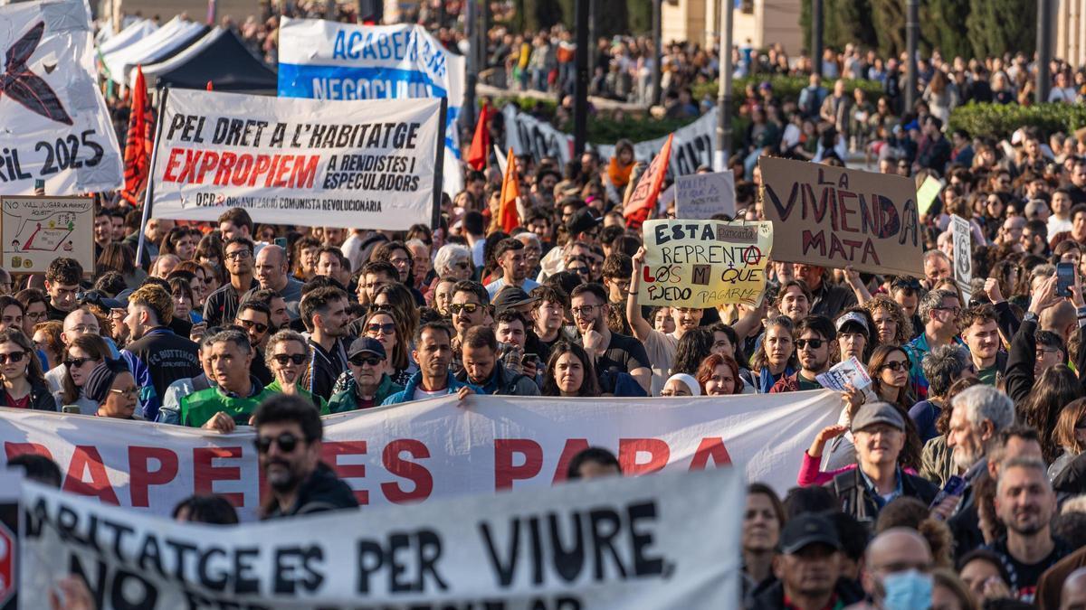 Miles de personas participaron en la manifestación masiva el pasado abril en la ciudad de Barcelona, en contra del precio abusivo de los alquileres