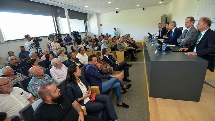 Numerosos colectivos sociales, en una presentación del pacto ambiental de Ence en la Xunta. // G. S.