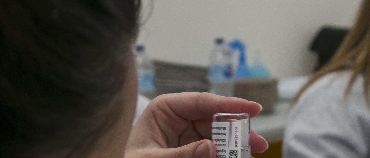 La Agencia Europea del Medicamento ha vuelto a dictaminar que los beneficios de administrar la vacuna de AstraZeneca siguen compensando ese mínimo riesgo de reacciones adversas graves.