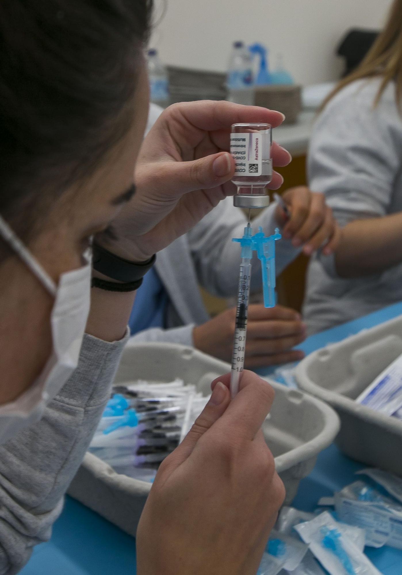 Comienza la vacunación masiva en el hospital de campaña de Alicante