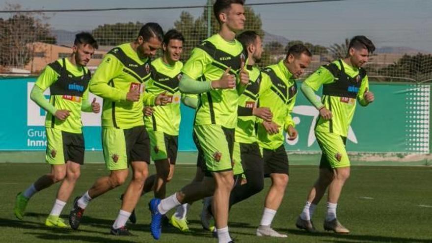 La plantilla durante el entrenamiento en el Anexo.