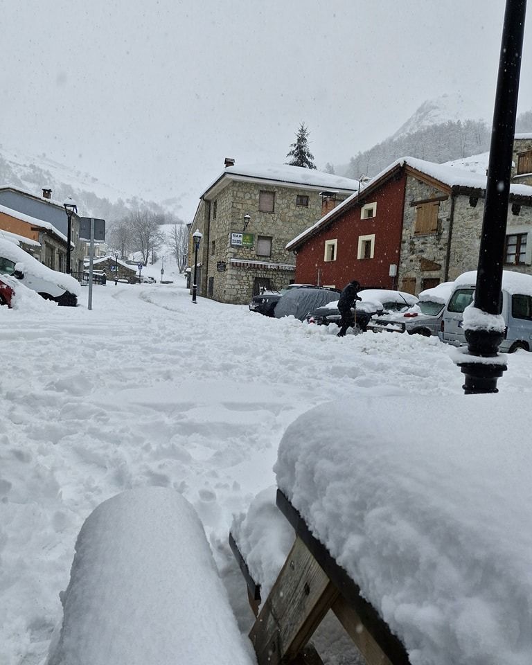 La nieve cubre de blanco varias localidades de montaña de Asturias