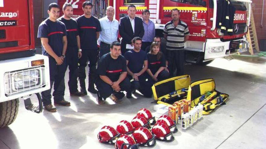 Profesionales y representantes políticos en la entrega del nuevo material al parque de bomberos de San Vitero.
