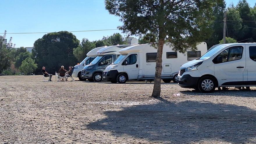 Los parkings disuasorios se convierten en &quot;campings&quot; improvisados de autocaravanas en Benidorm