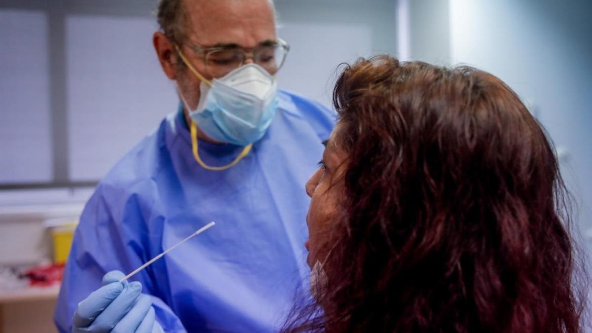 Un sanitario realiza una PCR.