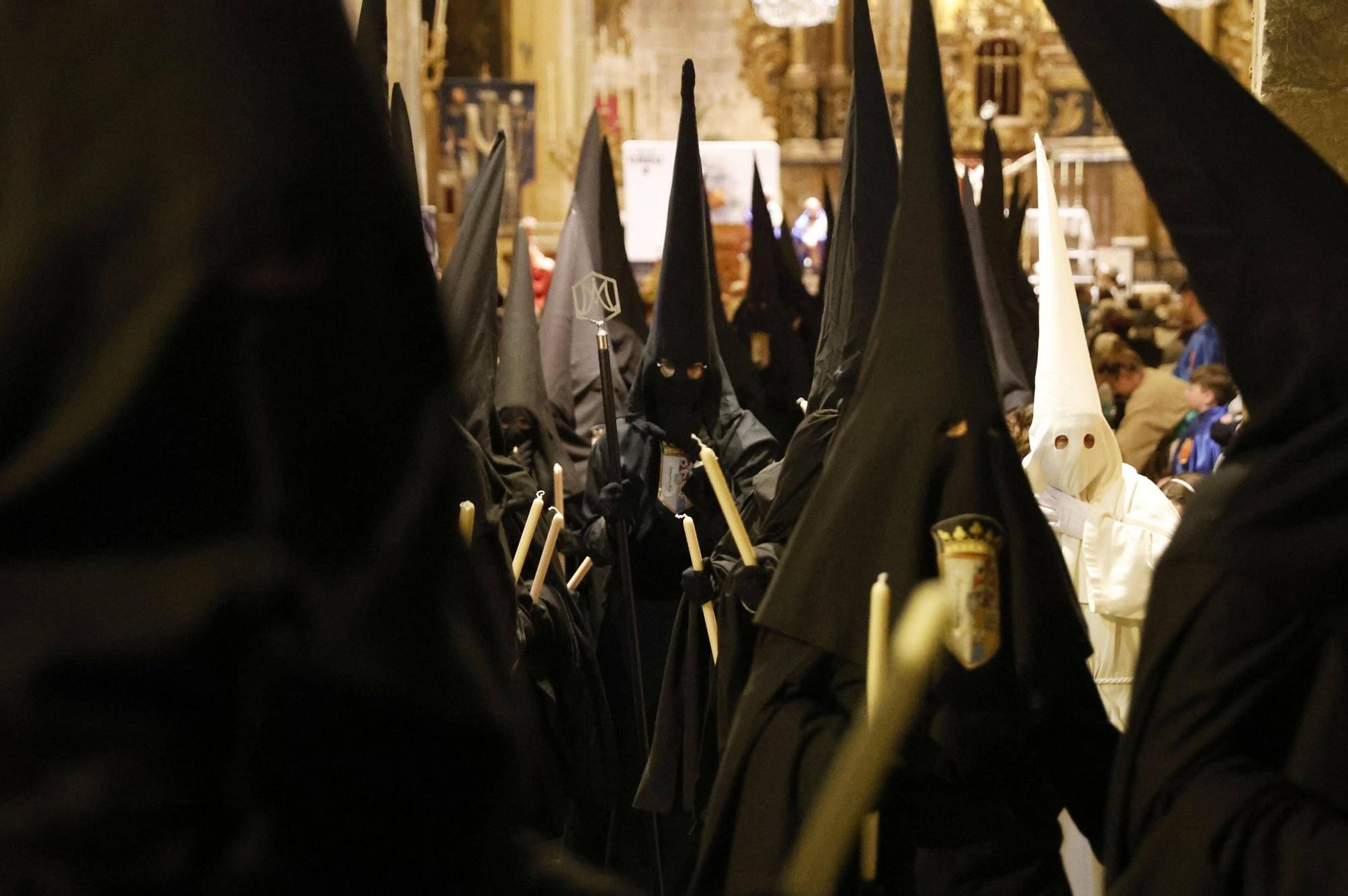 FOTOS | Semana Santa 2024: La procesión comenzó a las 20.30 en la iglesia de la Santa Creu.