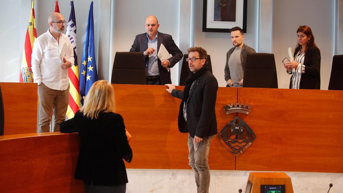 El presidente, Vicent Marí, se dirige a la interventora, de espaldas, durante un pleno de la institución.