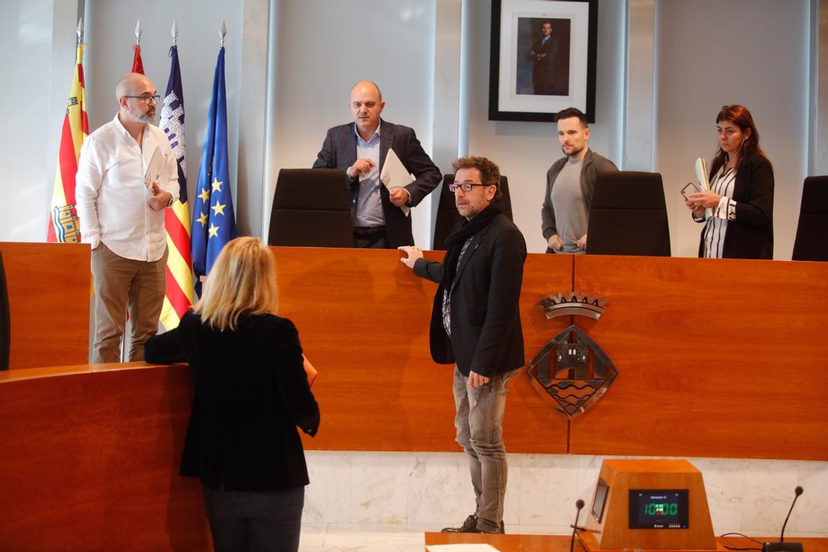 El presidente, Vicent Marí, se dirige a la interventora, de espaldas, durante un pleno de la institución.