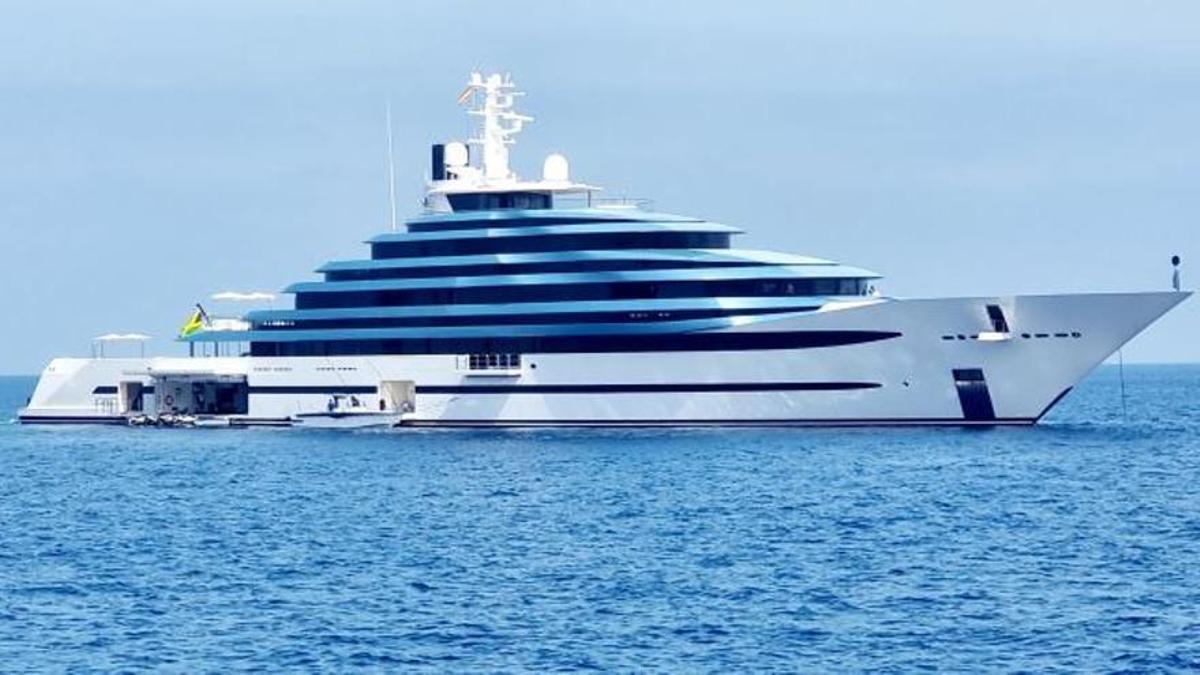 Die Gigayacht "KAOS" vor Port de Sóller im Jahr 2023.