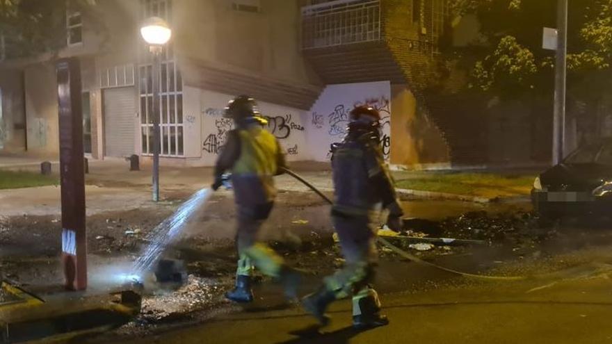 Incendia dos contenedores de papel y las llamas afectan a un coche en el barrio de Vistalegre