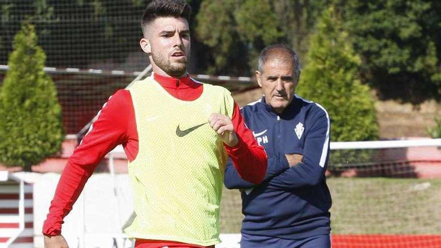 Jordi Calavera, ante la mirada de Paco Herrera.