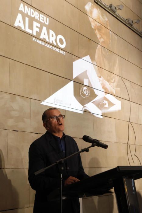 Entrega del premio Julio González a Andreu Alfaro