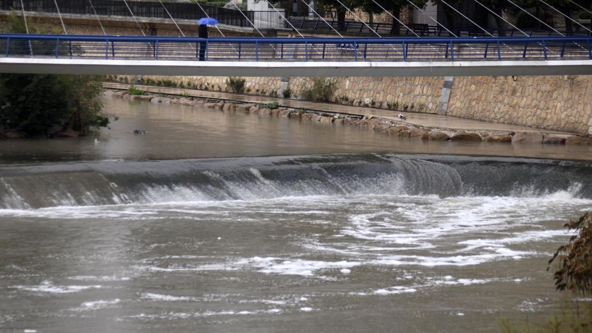 Espuma, ayer, de nuevo en el río Segura a su paso por Murcia. | ISRAEL SÁNCHEZ