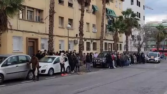 Incendio en el barrio Miguel Hernández de Alicante: cortan la calle para actuar sobre el fuego