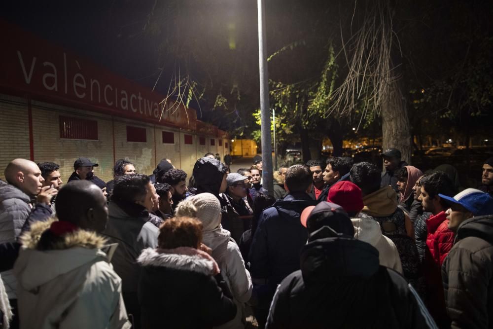 Demandantes de asilo esperan en la calles durante días en Zapadores