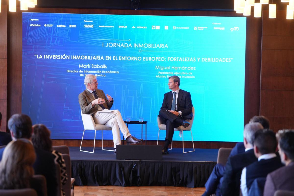De izquierda a derecha: Martí Saballs, director de Información Económica de Prensa Ibérica, y Miguel Hernández, presidente ejecutivo de Alantra Banca de Inversión