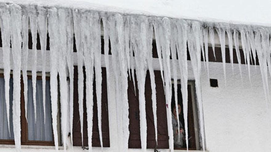 Una persona observa el hielo en Navarra.