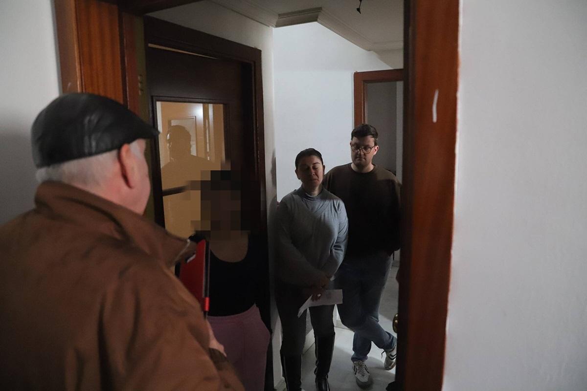 El representante de la comisión judicial informa a la inquilina, junto a la concejal de Hacemos Córdoba Irene Ruiz y Álvaro Santos, de Podemos.
