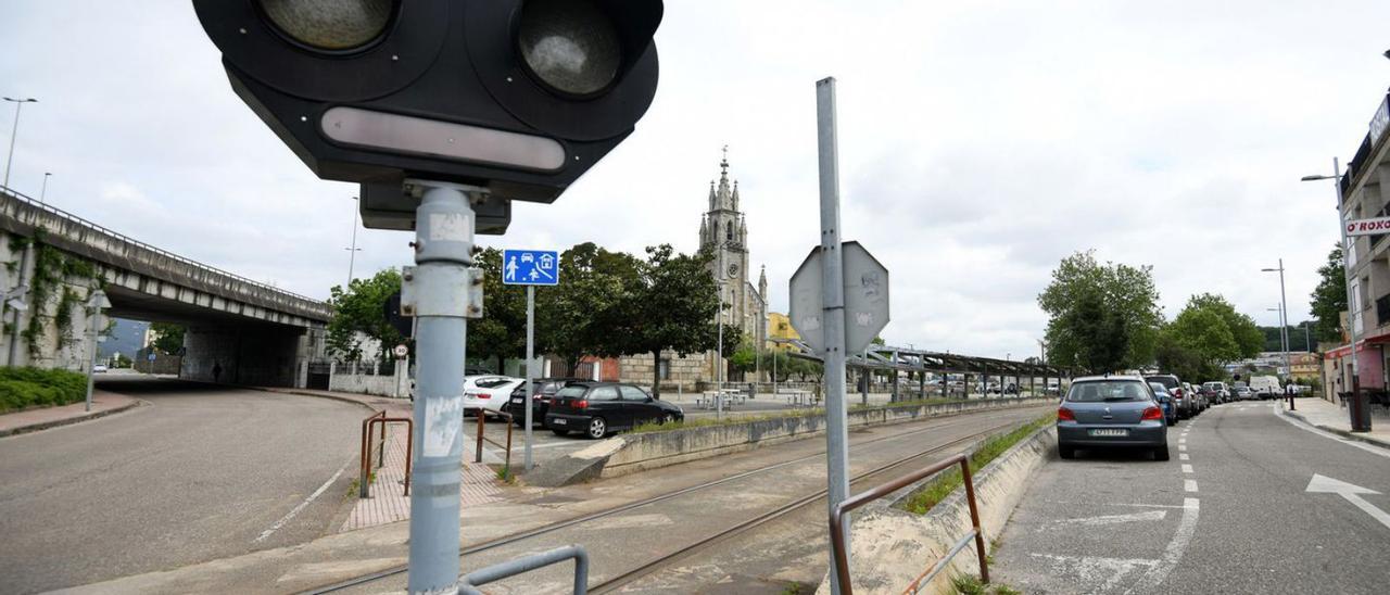 El tren atraviesa la plaza de Placeres y cuenta con tres pasos a nivel. | // GUSTAVO SANTOS