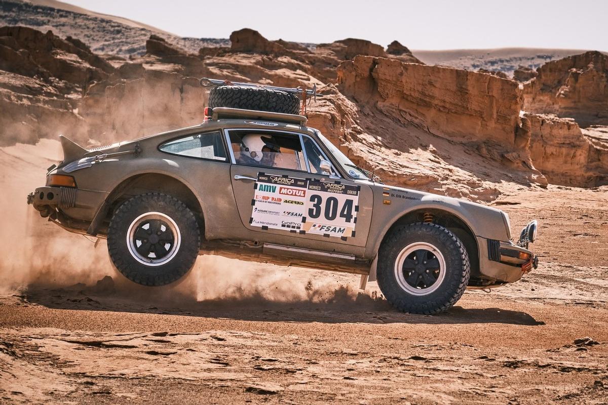 Un Porsche, camino al Lago Rosa en la África Eco Race