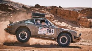 Un Porsche, camino al Lago Rosa en la África Eco Race