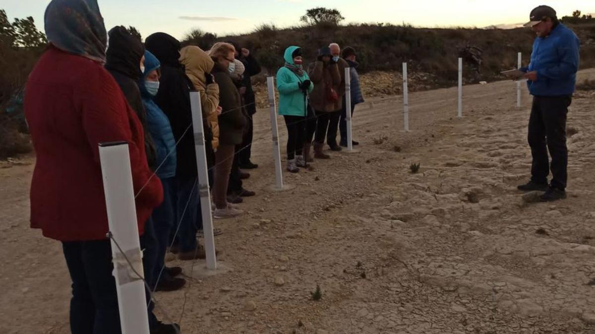 En La Puebla de Albortón visitaron un yacimiento de icnitas. | SERVICIO ESPECIAL