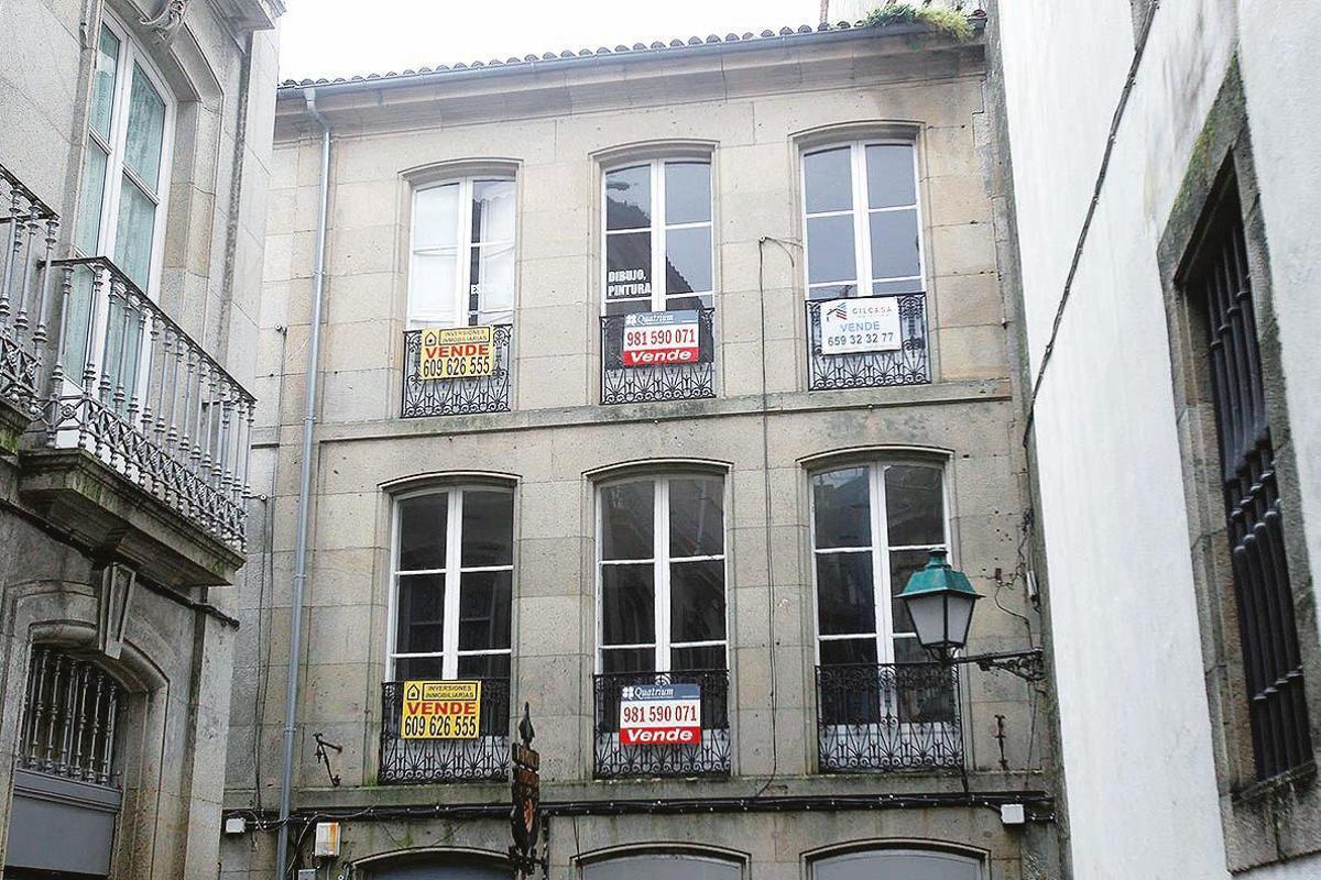Desde hace años (imagen 2020), en el casco histórico abundan los letreros de “se alquila” o “se vende”. Foto: F. Blanco