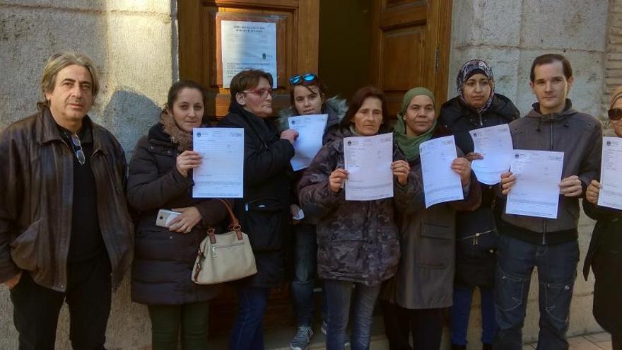 Algunos de los usuariosde Ca la Mare presentando instancias en el Ayuntamiento de Catarroja.