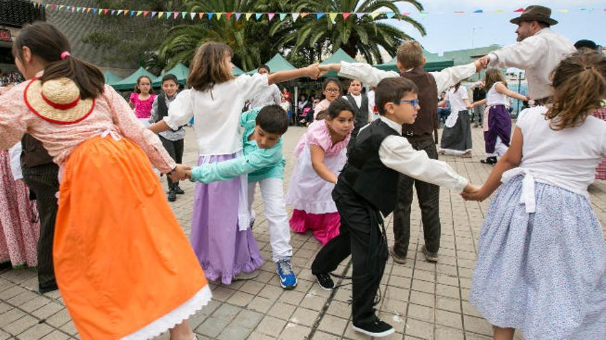 Algunos de los alumnos bailan, mientras sus compañeros siguen atentos a sus pasos desde la grada del colegio Agustín Hernández Díaz, de Moya, ayer.