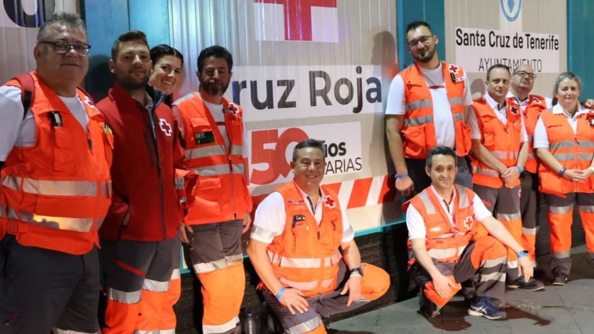 Los diez voluntarios de Cruz Roja Española que han llegado de otros lugares del país para trabajar en el Hospital del Carnaval. | | E.D.