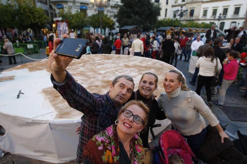 La degustación del pastel cordobés en Las Tendillas, en imágenes