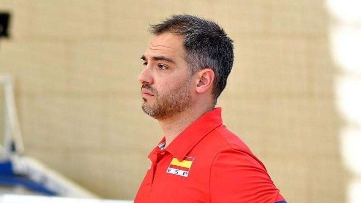 Miguel Rivera da instrucciones en un encuentro pasado de la selección española.