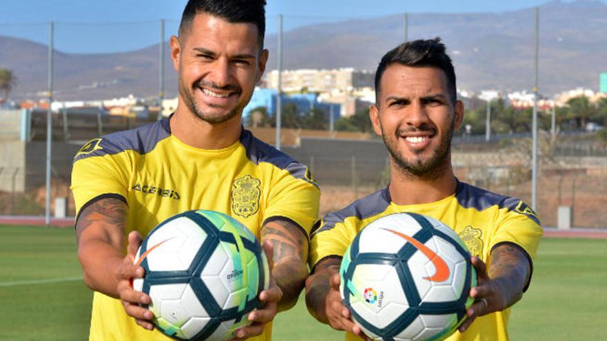 Víctor Machín &#039;Vitolo&#039; (i), atacante del Atlético, y Jonathan Viera, del Beijing, en 2017, cuando militaban en la UD.