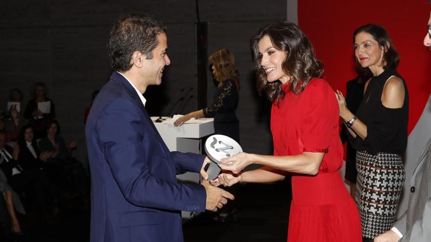 La Reina Letizia entrega a Camper el Premio Nacional Honorífico de la Moda