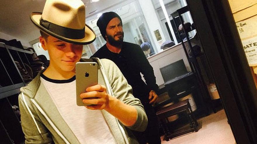 Brooklyn Beckham y su padre en el momento del &#039;selfie&#039;.