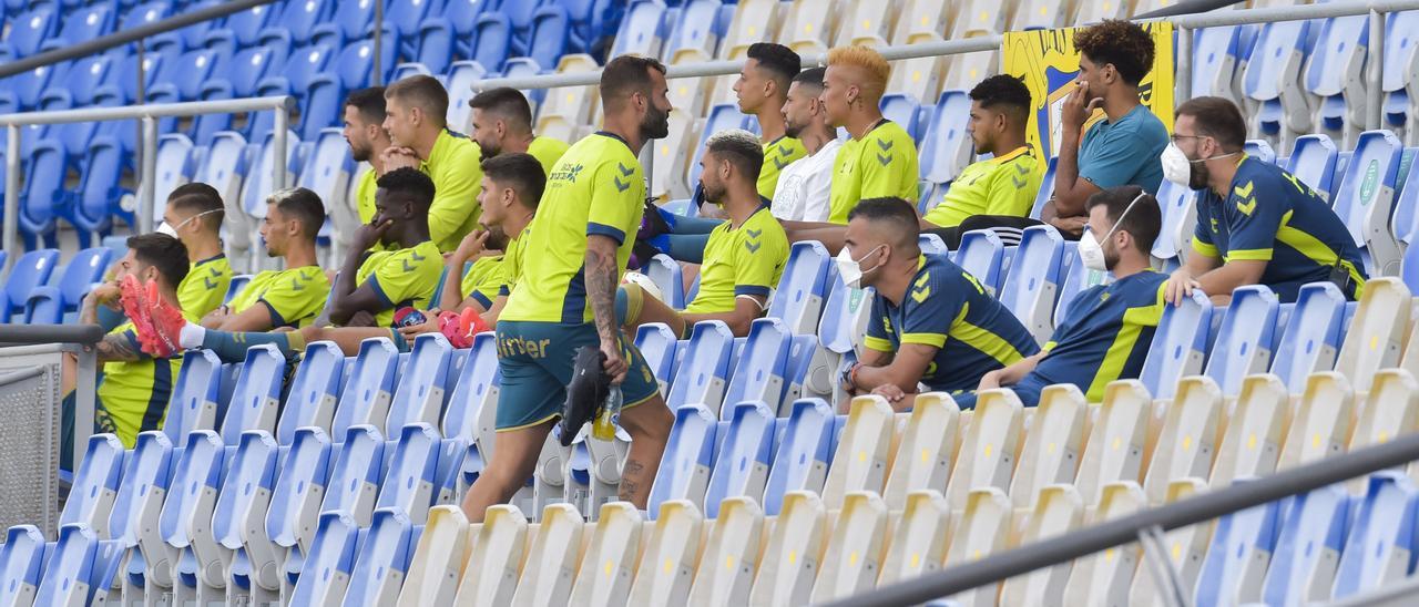 Los suplentes de la UD, durante la disputa del UD-Tamaraceite, en el Gran Canaria.