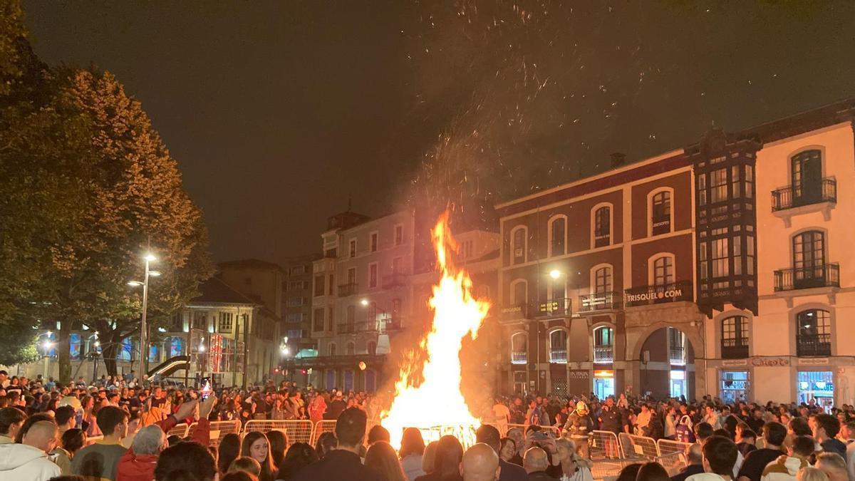 La hoguera en Avilés.