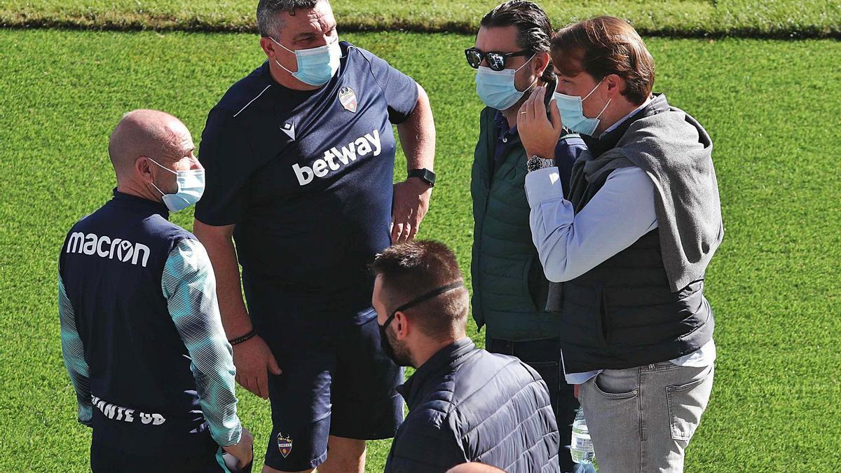 Paco López charla con Quico Catalán en el césped durante un entrenamiento de esta temporada.  | J.M. LÓPEZ/SD