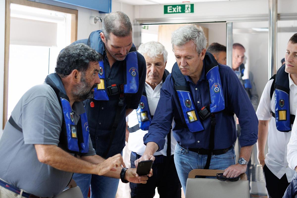 San Claudio, izquierda, López y Rueda a bordo de la embarcación de Guardacostas.