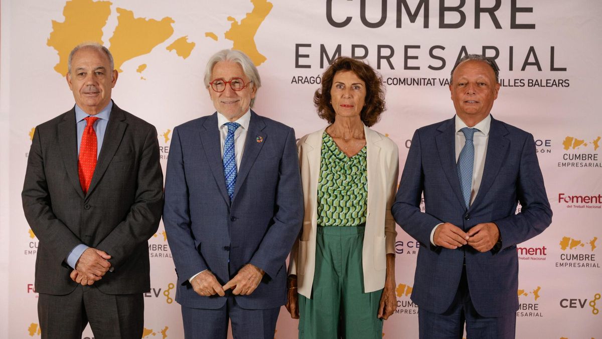 El presidente de Foment del Treball, Josep Sánchez Llibre (2i), el de CEOE Aragón, Miguel Marzo (i) , la de la patronal de las Baleares (CAEB) Carmen Planas (2d) , y el presidente de la patronal de la Comunidad Valenciana (CEV), Salvador Navarro (d).