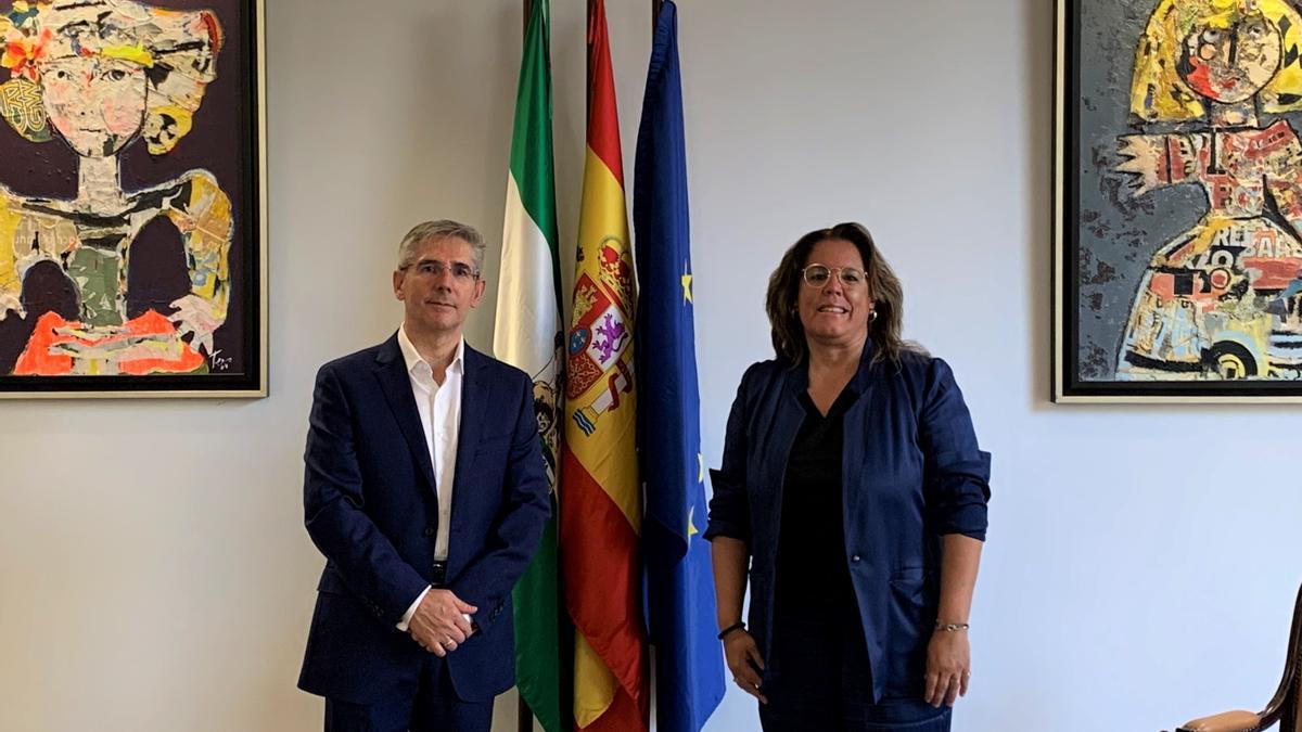 Juan Salado y Alexia Sánchez, tras la firma del acuerdo.