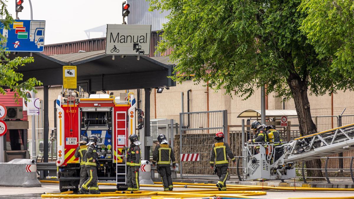 Incendio en la nave de la empresa cárnica Schara en Mercabarna.