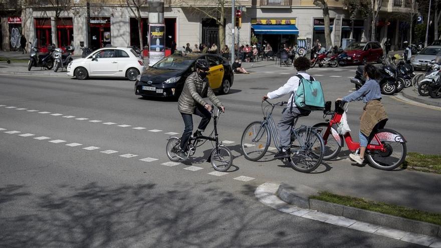 Cruce de las calles de Ausias March y Paseo de Sant Joan donde el viernes tuvo lugar la colision entre un patinete y un taxi con la muerte del joven conductor del patinete