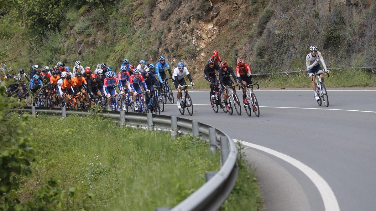 Las imágenes de la última etapa de la Vuelta a Asturias: crónica y reacciones