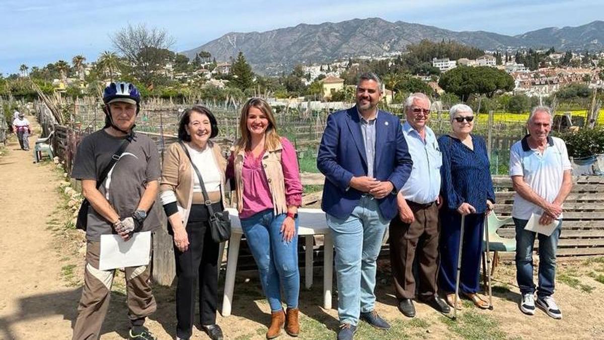 Josele González y Tamara Vera con los beneficiarios de los nuevos huertos urbanos.