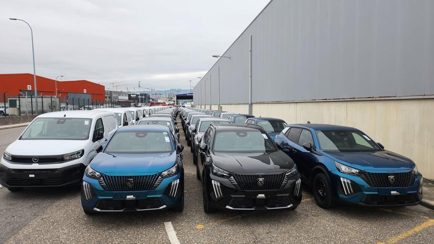 Vehículos de Stellantis en la terminal de Bouzas / Jose Lores